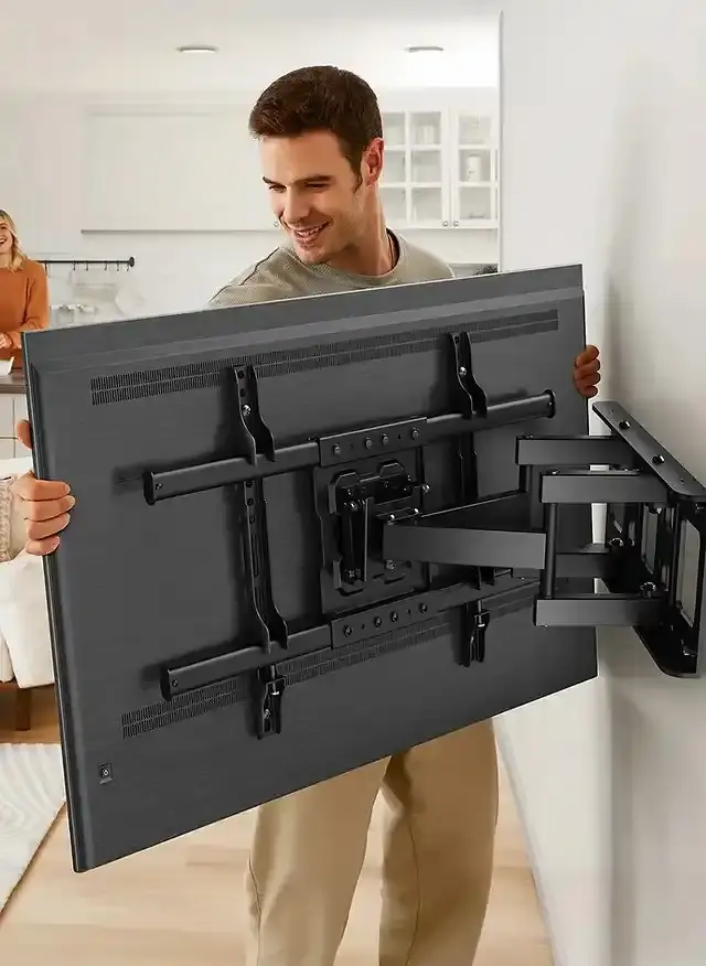 Técnico instalando un soporte para TV en una pared